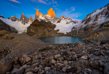 Sunrise at Lago de los Tres with a view of Fitz Roy